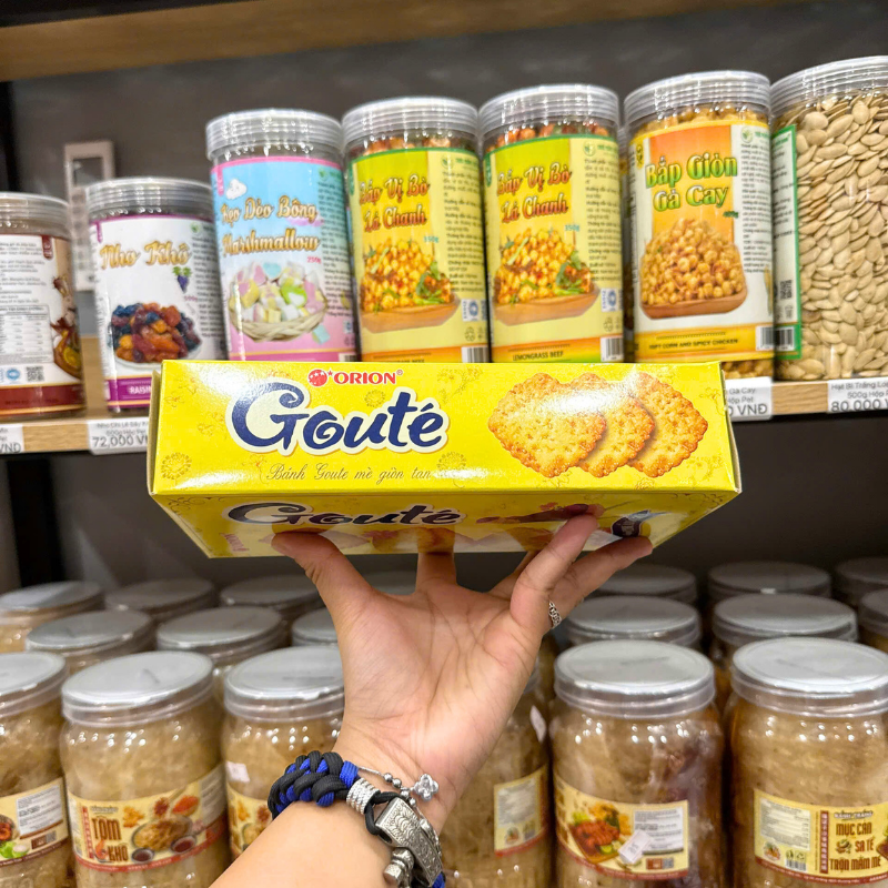 Cạnh hộp thể hiện hình ảnh bánh vuông mỏng giòn