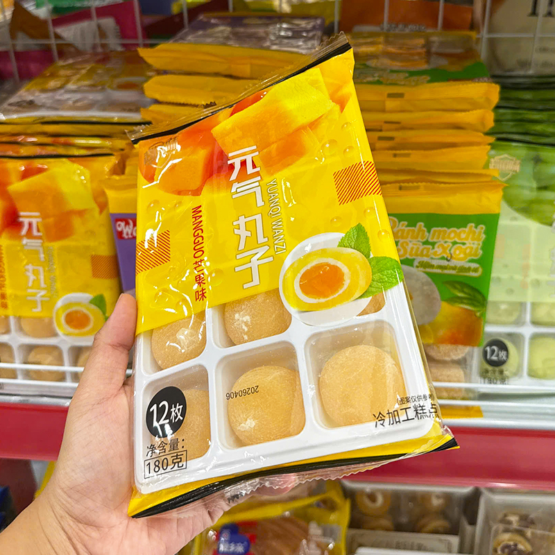 Bao bì tông vàng nổi bật và khay bánh chia ô bên trong