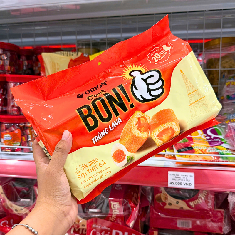Mặt trước bao bì với hình bánh và vị sốt kem trứng lava