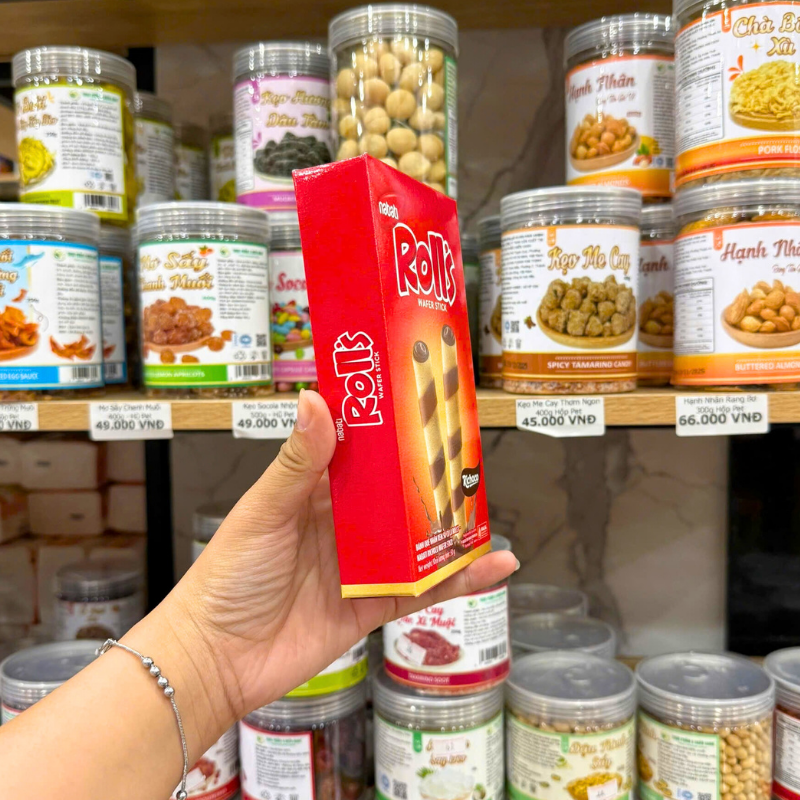 Thiết kế hộp màu đỏ nổi bật, dạng bánh ống quế cuộn