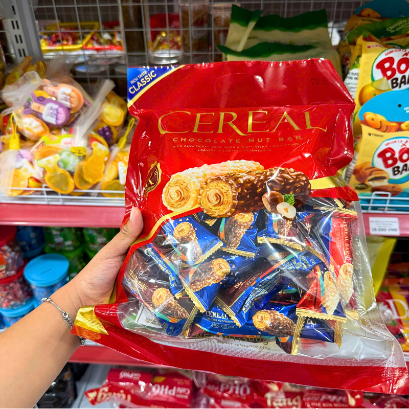 Phần thân gói trong suốt giúp quan sát các gói bánh nhỏ bên trong