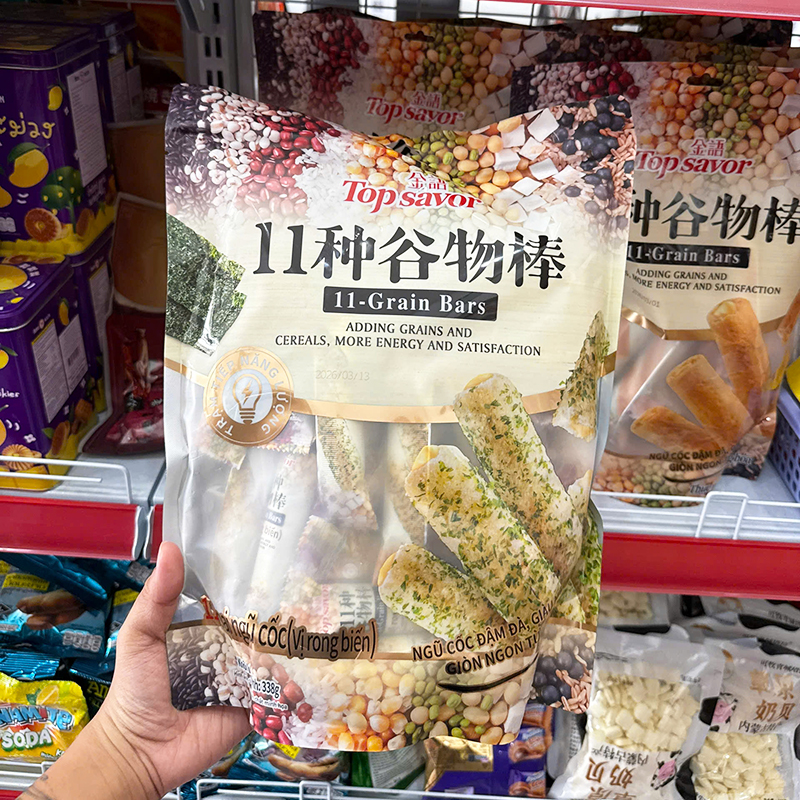 Góc chụp cận cho thấy rõ kiểu thanh bánh và họa tiết ngũ cốc