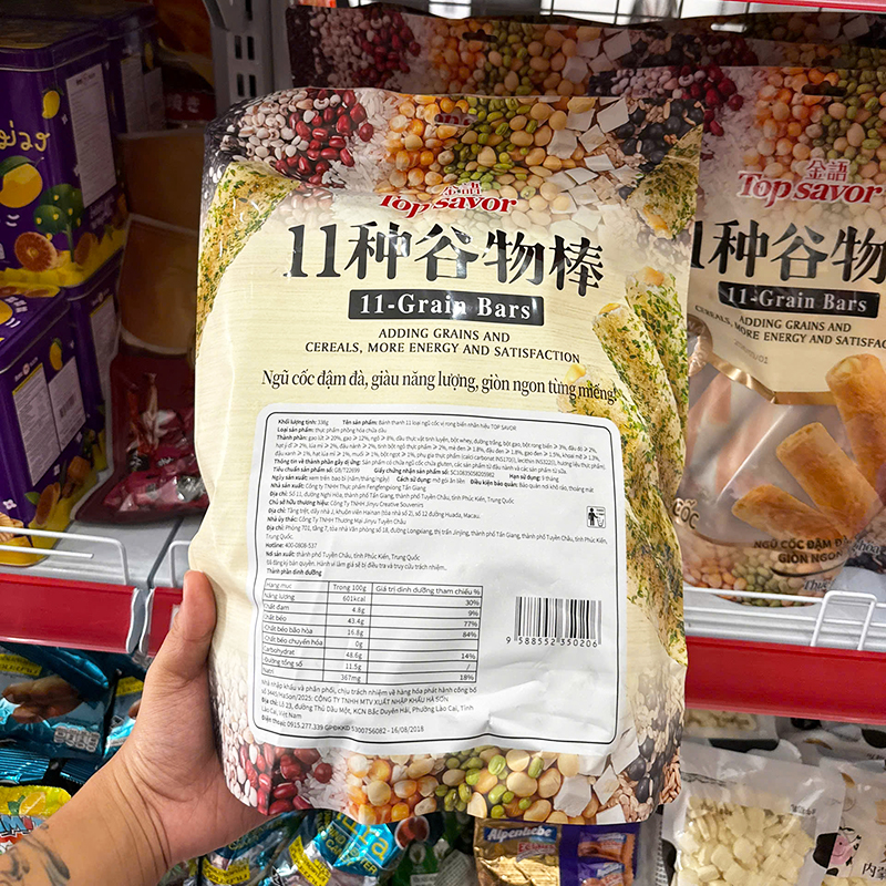Mặt sau bao bì có bảng thông tin dinh dưỡng và mã vạch