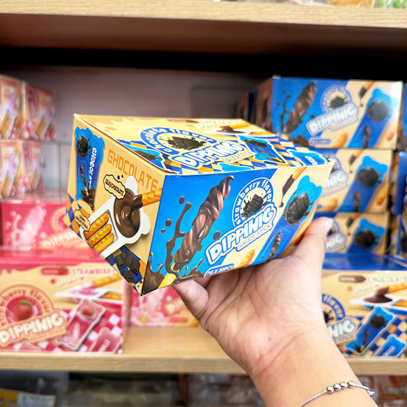 Góc nhìn cạnh hộp thể hiện dạng bánh que chấm sốt