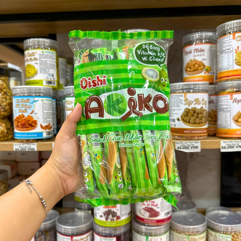 Mặt trước bao bì màu xanh lá của phiên bản nhân sữa dừa