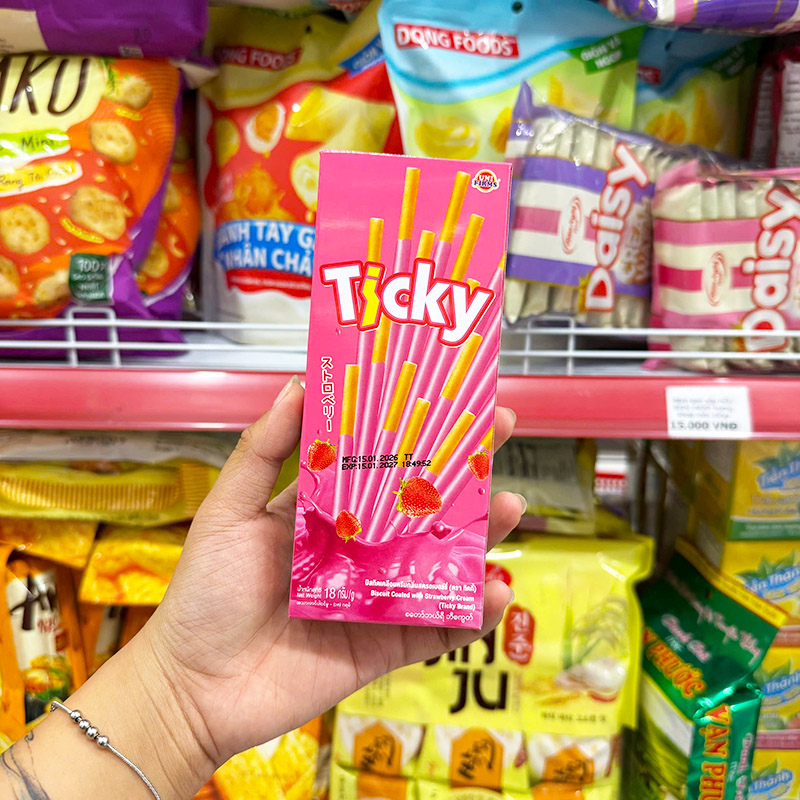 Mặt trước hộp màu hồng với hình bánh que phủ vị dâu