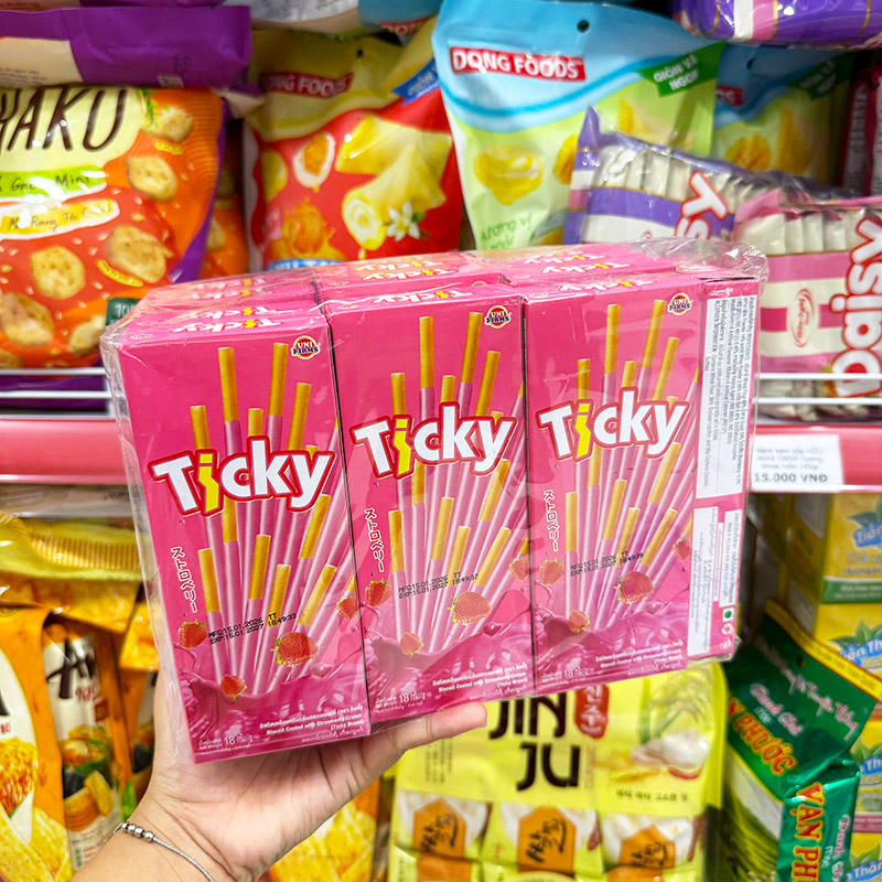 Bánh Que Đũa Phủ Dâu Ticky Uni Firms Lốc 13 Hộp Màu Hồng