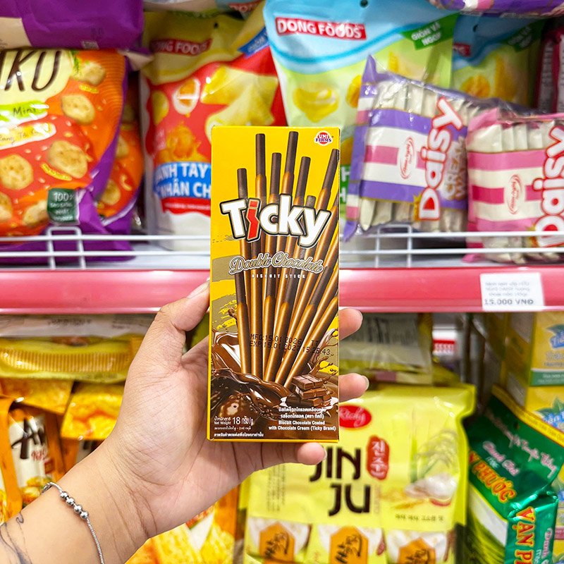 Mặt trước hộp với nhận diện vị double chocolate màu vàng