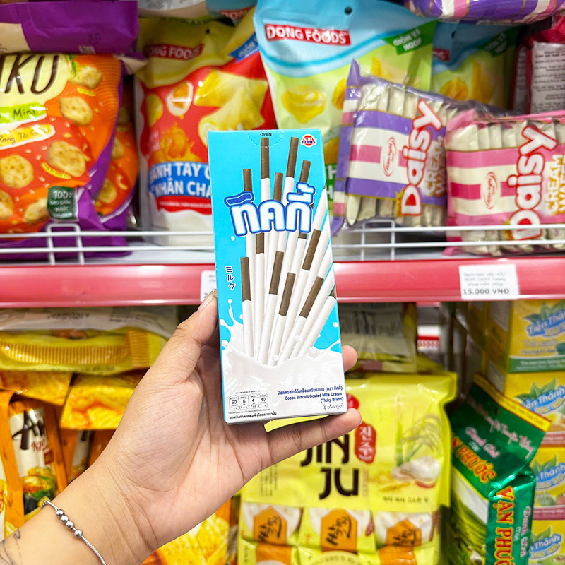 Mặt trước hộp với hình bánh que phủ kem sữa