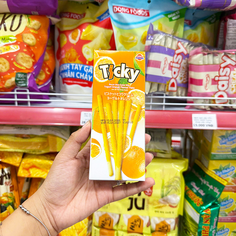 Mặt trước hộp với tông màu cam và hình bánh que phủ vị cam