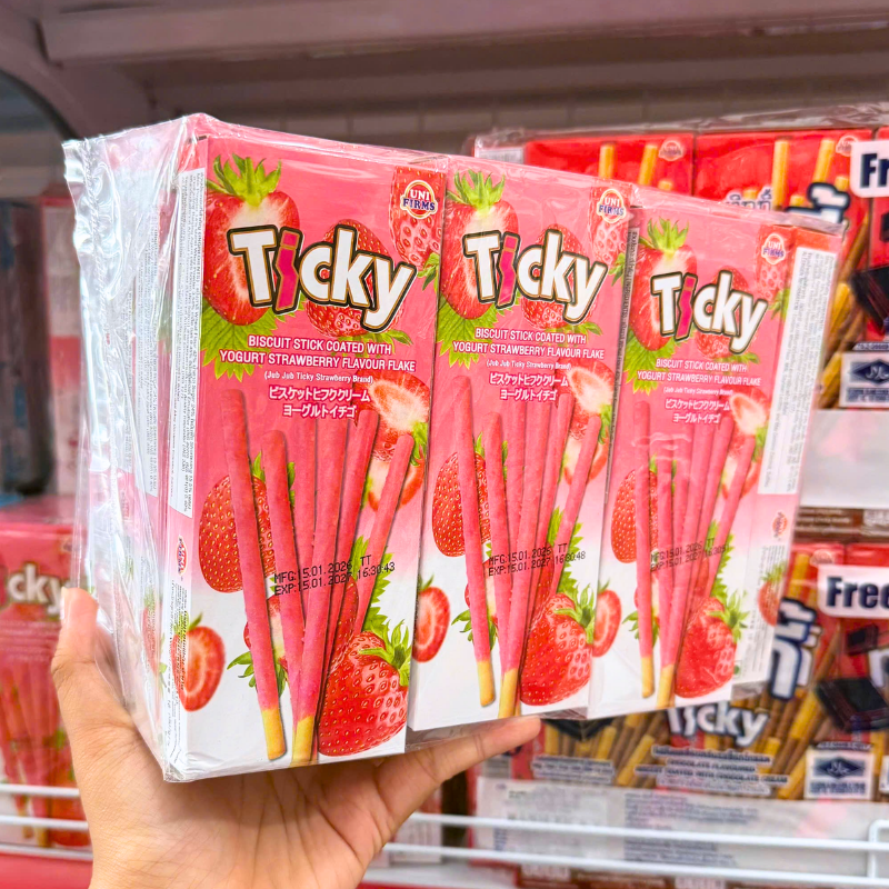 Bánh Que Đũa Phủ Yogurt Dâu Ticky Uni Firms Lốc 13 Hộp Màu Hồng