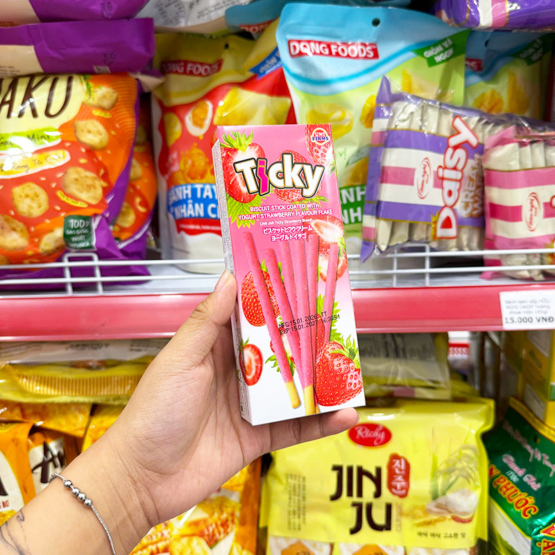 Mặt trước hộp với hình bánh que phủ vị dâu nổi bật