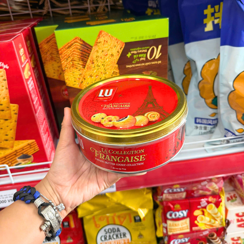 Mặt trước hộp với hình ảnh các loại bánh quy bơ