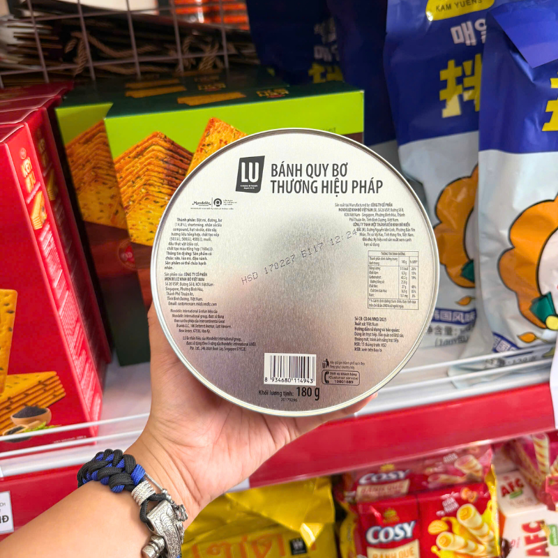 Mặt đáy hộp có thông tin sản phẩm và khối lượng tịnh 180g