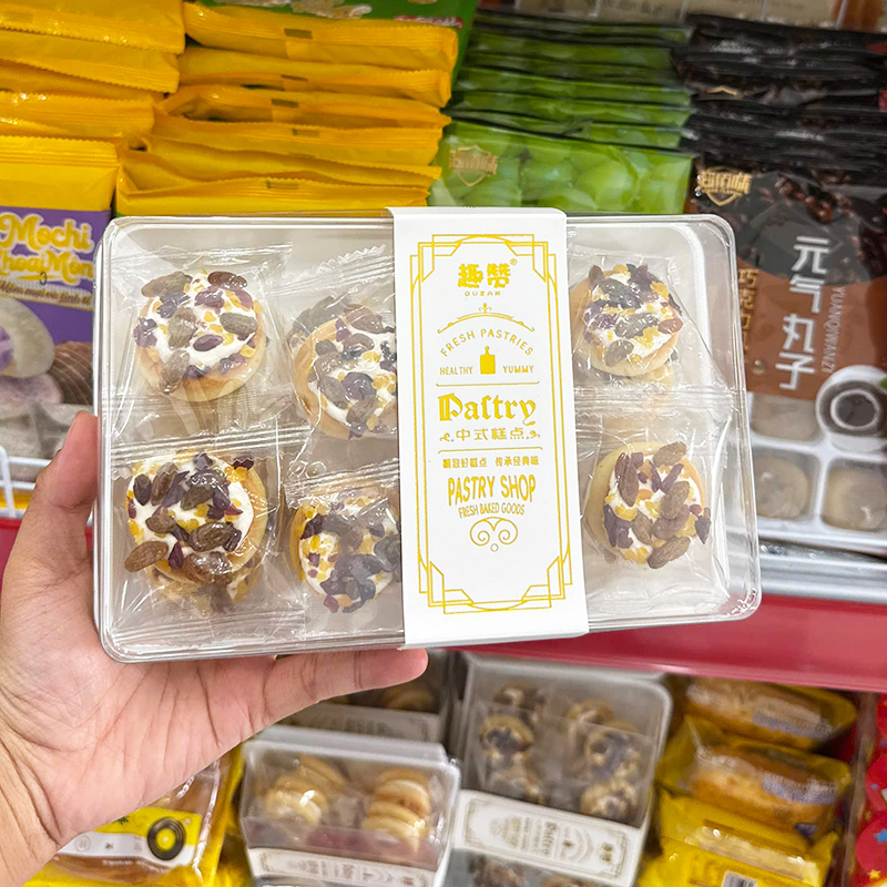 Sản phẩm cầm tay cho thấy quy cách đóng khay gọn gàng, tiện mang theo