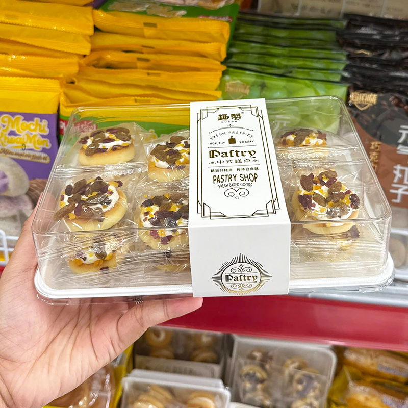 Hộp bánh được đóng kín bằng tem niêm phong ở giữa
