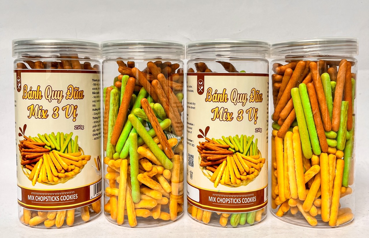 Hộp bánh mix 3 màu vị nhìn rõ qua thân hộp trong