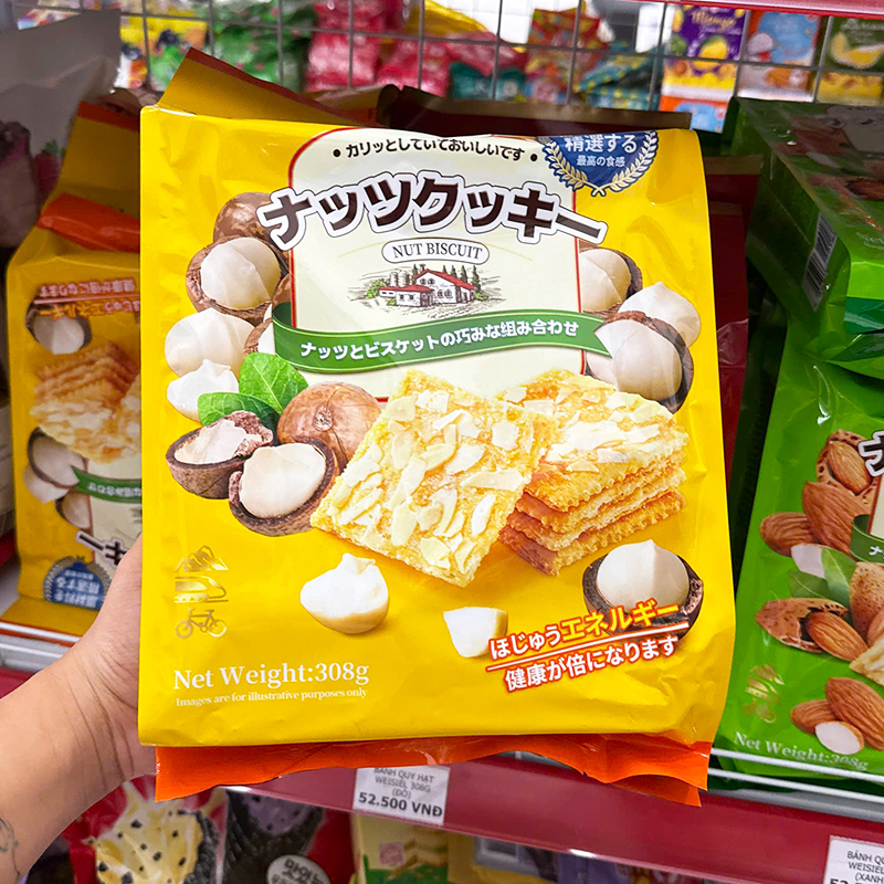 Mặt trước bao bì bịch vàng với hình bánh phủ hạt macca