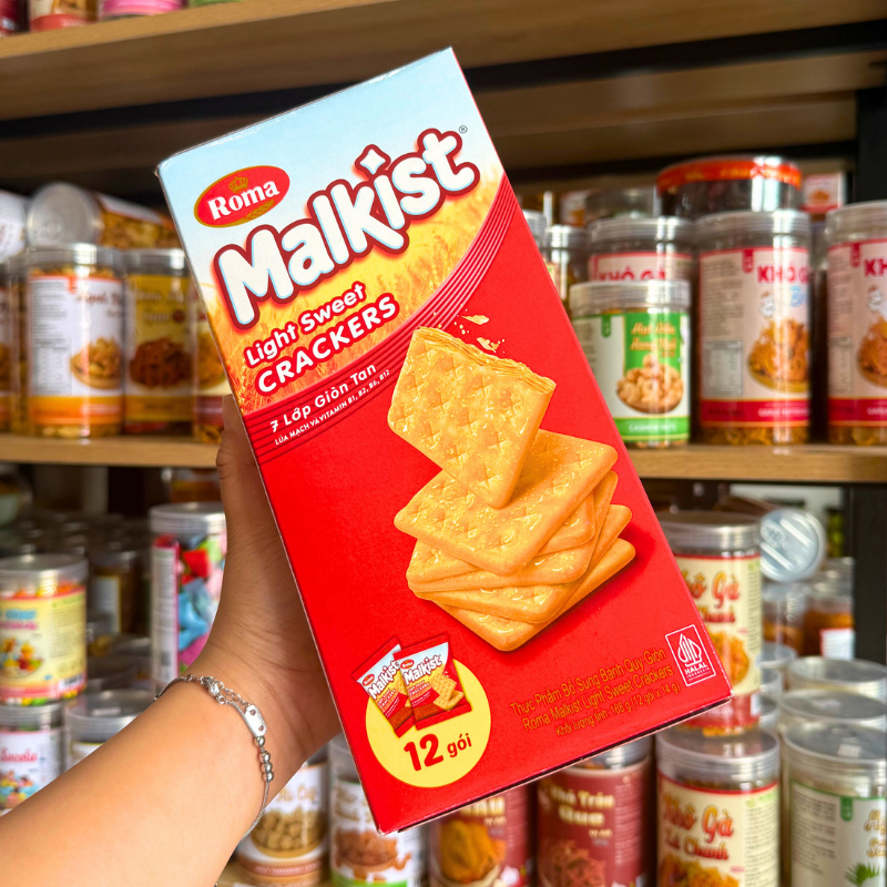 Mặt trước hộp Roma Malkist Light Sweet Crackers màu đỏ, quy cách 12 gói