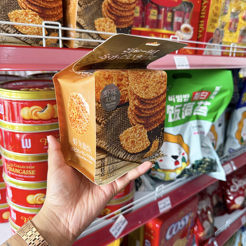 Góc nghiêng cho thấy hộp bánh và hình ảnh bánh mè vị tôm
