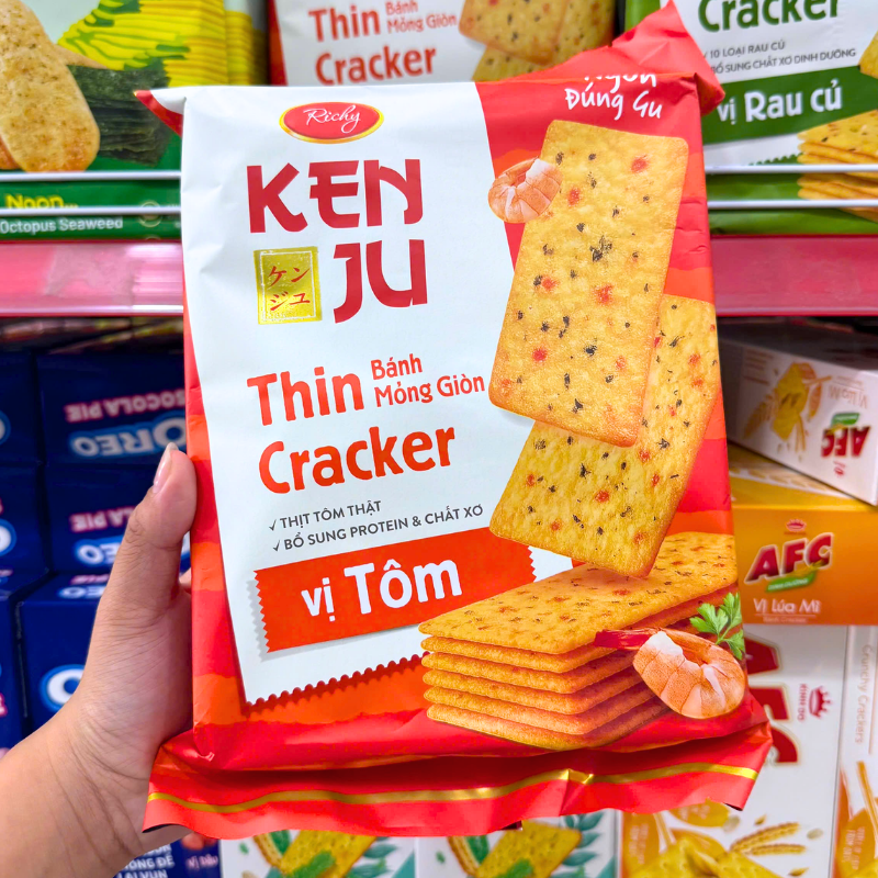 Cận cảnh túi bánh với hình minh họa bánh và vị tôm