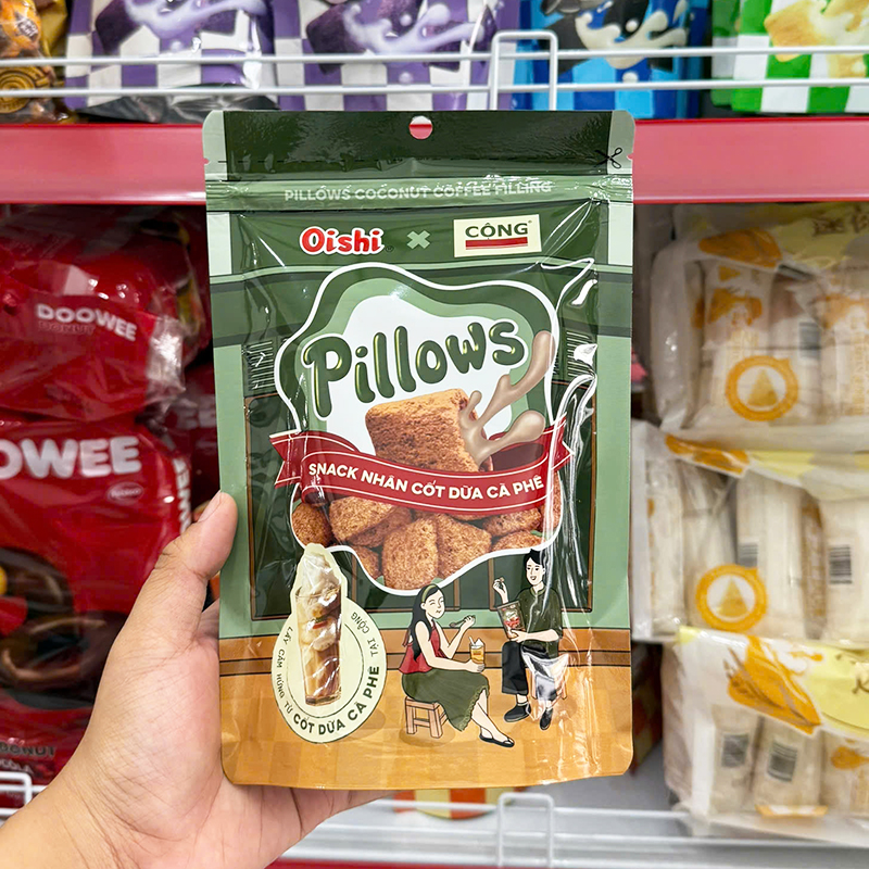 Mặt trước bao bì với tên dòng Pillows và vị cốt dừa cà phê