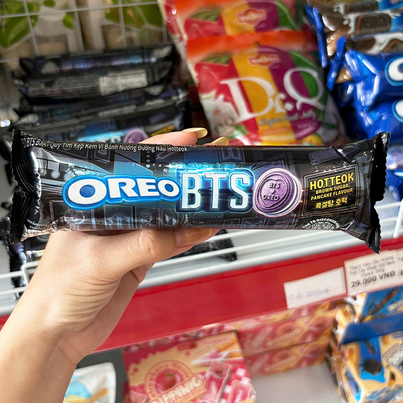 Mặt trước bao bì với tên OREO BTS và vị hotteok