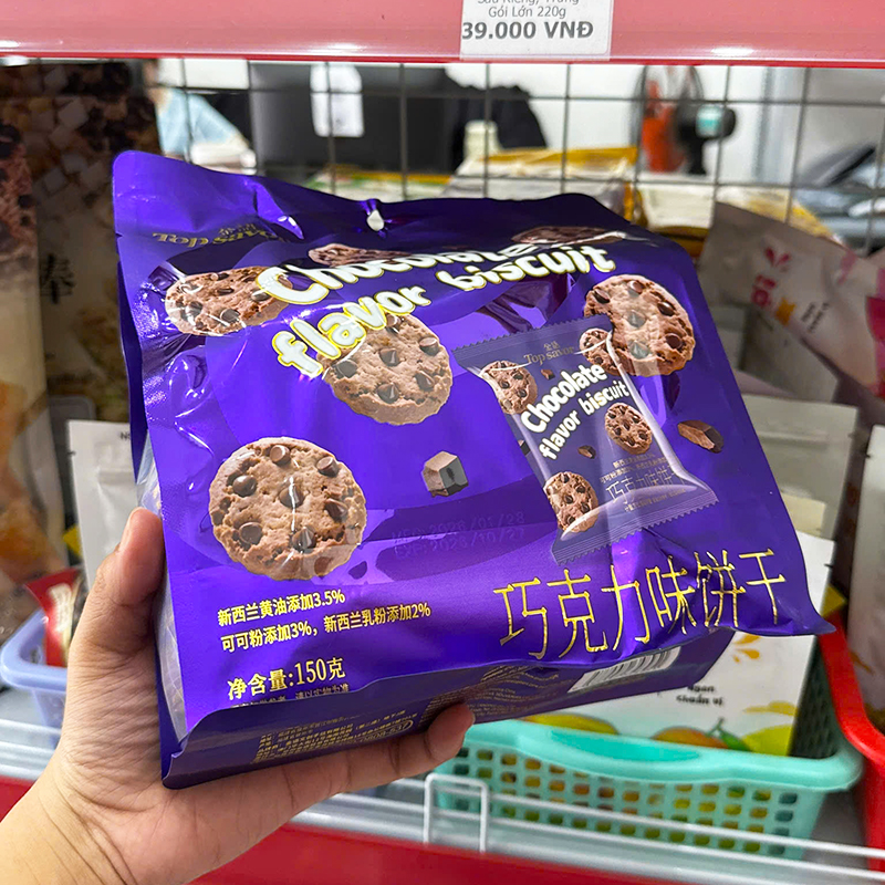Gói bánh được cầm trên tay, thấy rõ quy cách 150g