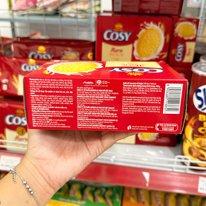 Hộp bánh Cosy Marie được cầm trên tay trong quầy hàng