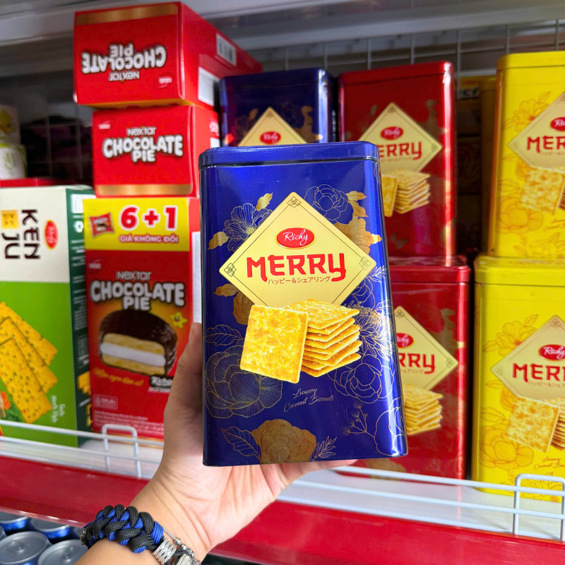 Mặt trước hộp màu xanh dương với thiết kế nổi bật