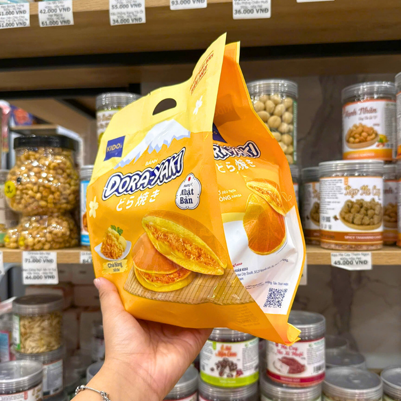 Góc nhìn nghiêng của túi bánh khi mở phần miệng bao bì