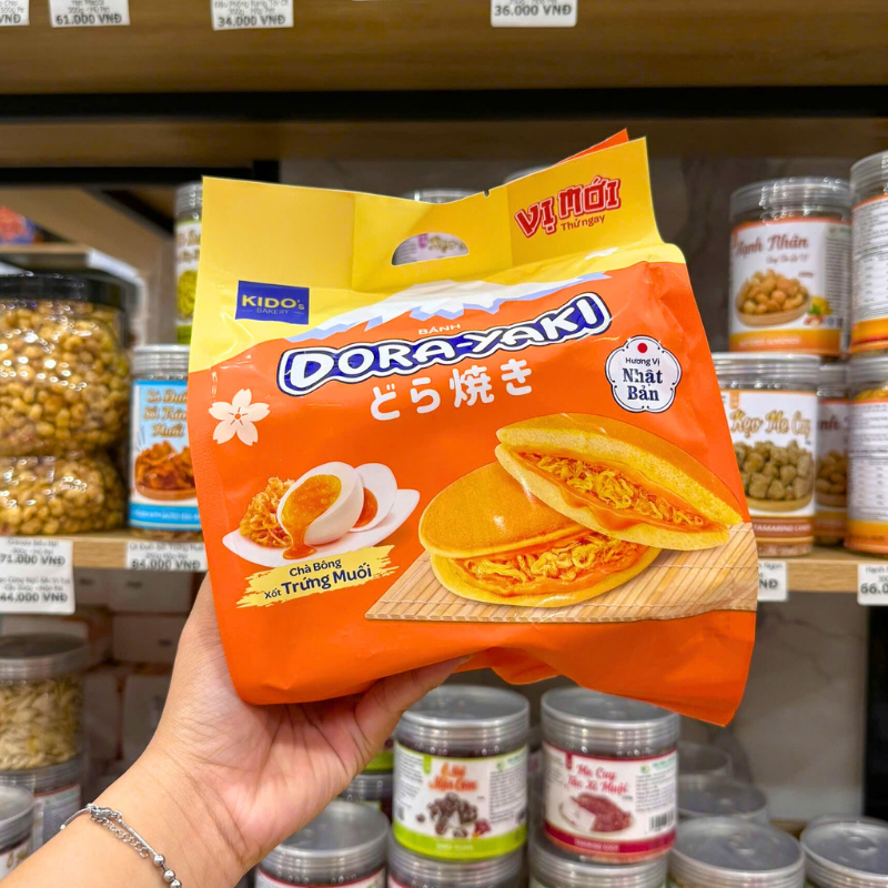 Mặt trước bao bì với hình minh họa bánh và hương vị chà bông xốt trứng muối