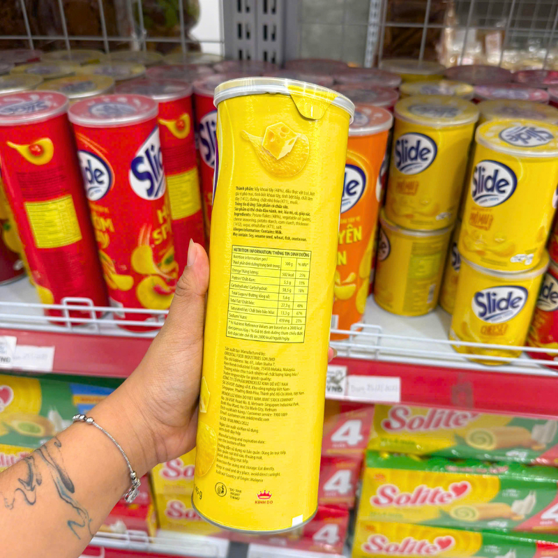 Mặt sau sản phẩm với bảng thành phần và thông tin sử dụng