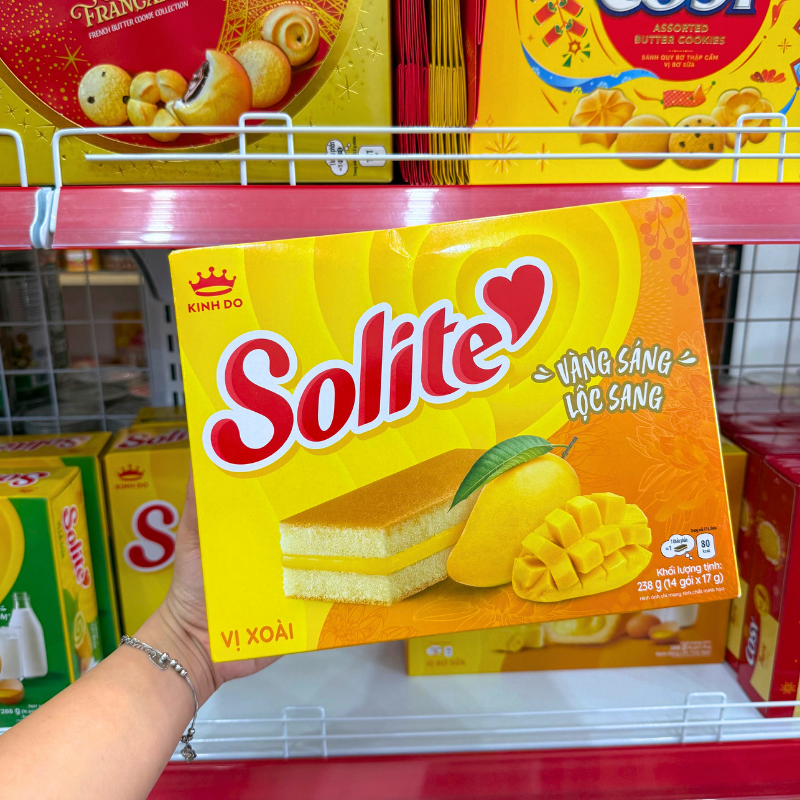 Mặt trước hộp bánh với hương vị xoài và quy cách 14 gói x 17g
