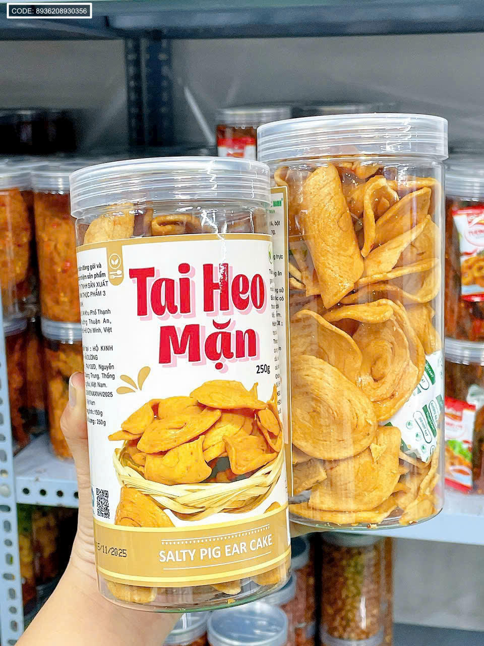Hình ảnh cận cảnh bánh bên trong hộp với miếng bánh cong, khô ráo.