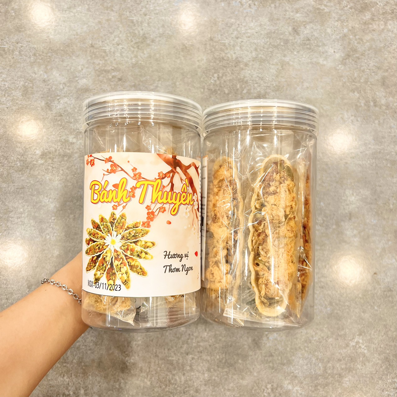Hộp bánh thực tế với thiết kế trong suốt dễ quan sát bên trong