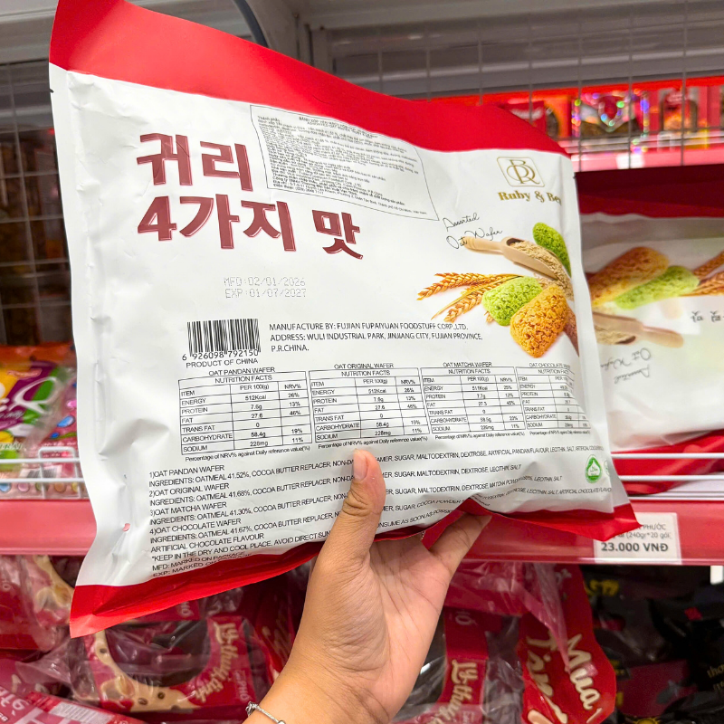 Thông tin nhà sản xuất, bảng dinh dưỡng và hướng dẫn bảo quản trên mặt sau