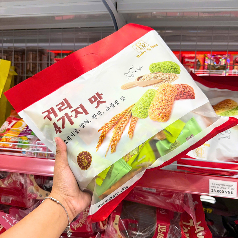 Cận cảnh bao bì và các loại bánh nhiều màu tương ứng từng vị
