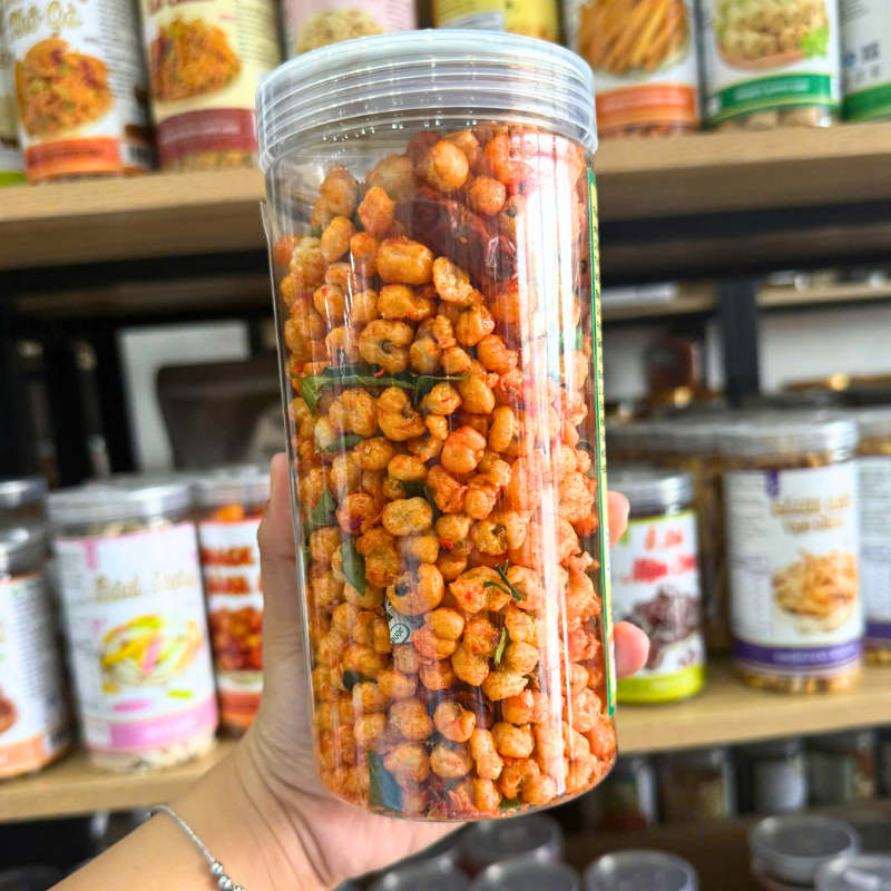 Cận cảnh hạt bắp phủ gia vị bên trong hộp