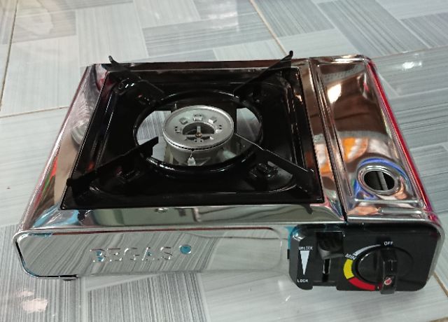Bếp đặt thực tế trên mặt phẳng, thấy rõ bề mặt inox sáng