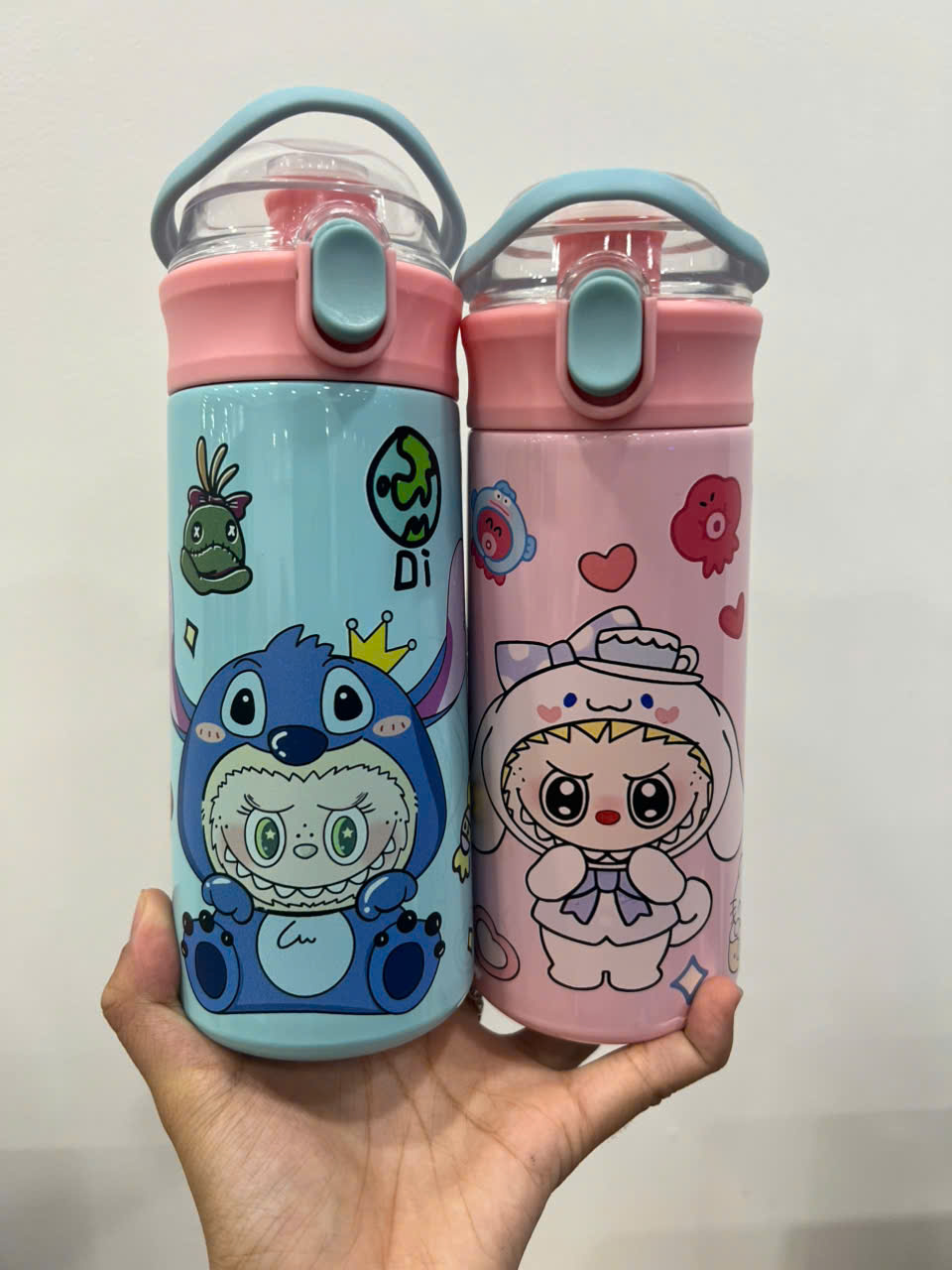 Hai phiên bản màu của bình kèm thiết kế sticker minh họa
