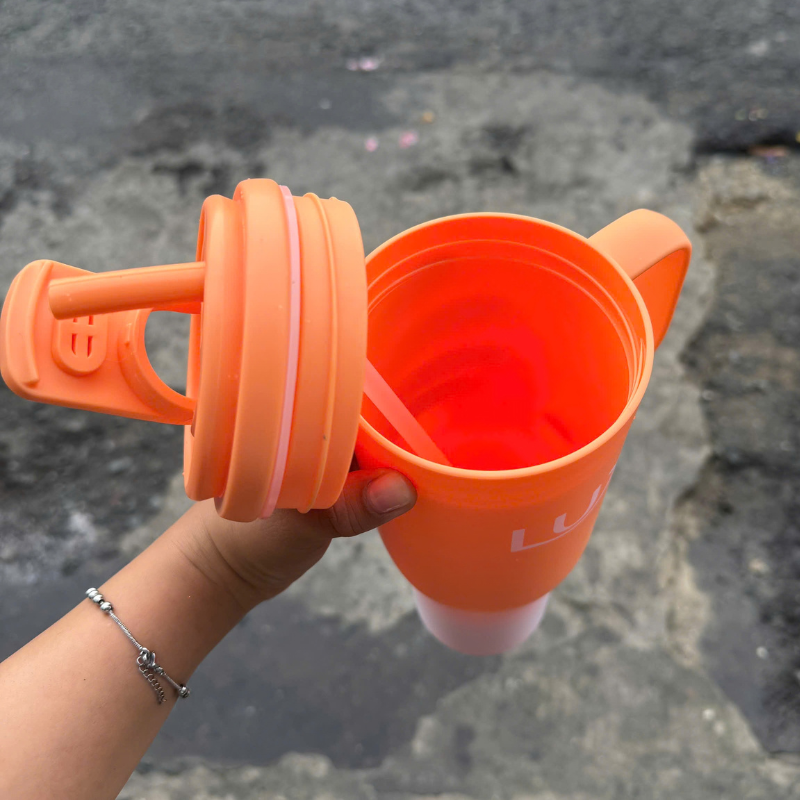Góc nhìn miệng ly và phần nắp khi mở để châm đồ uống