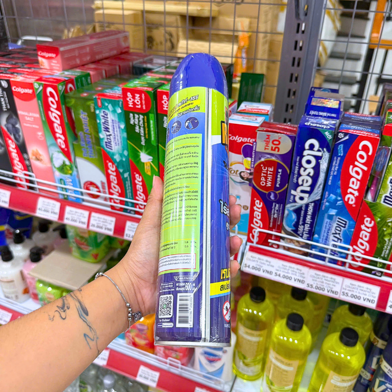 Mặt sau của bình xịt với phần thông tin sử dụng trên bao bì