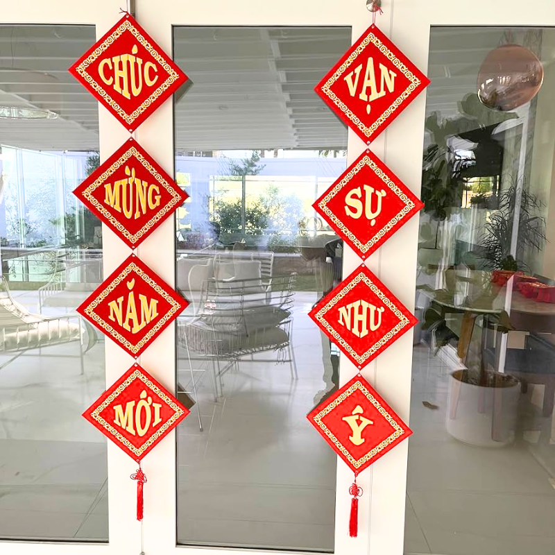 Gợi ý treo 2 dây hai bên cửa kính để tạo bố cục cân đối