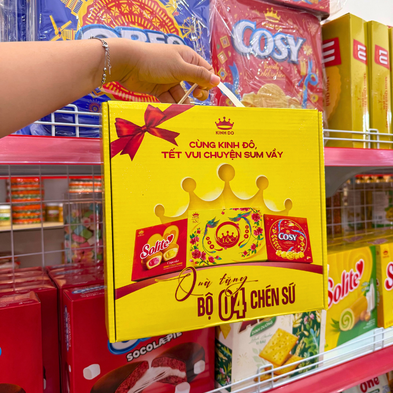 Hộp quà màu vàng có quai xách tiện mang tặng