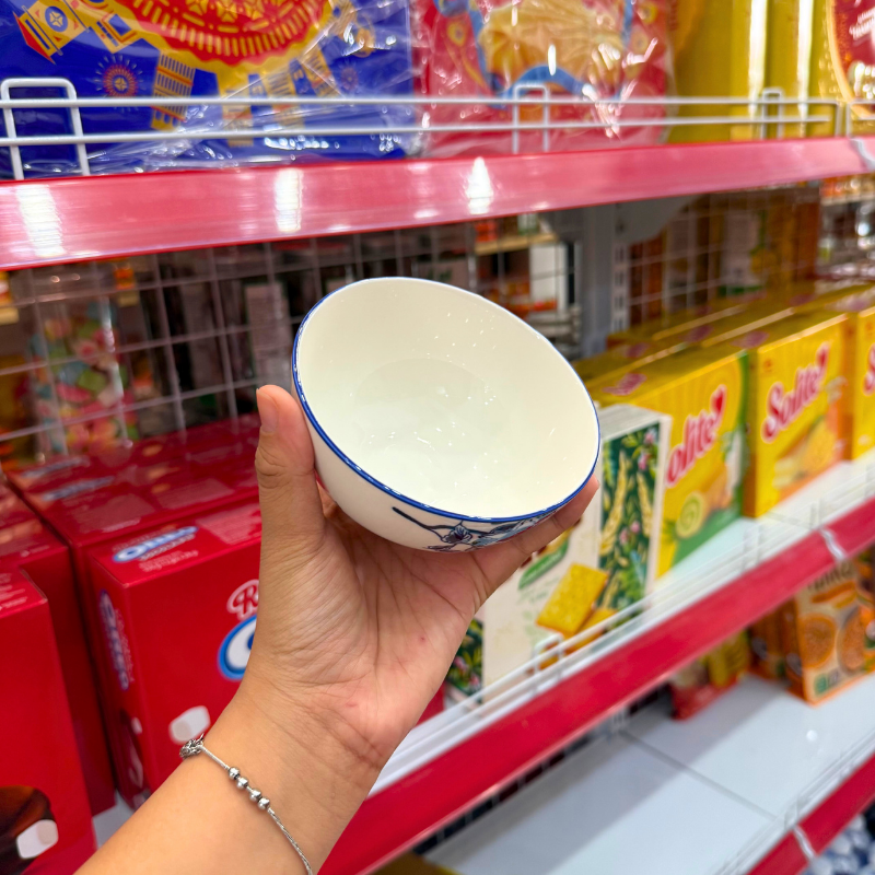 Cận cảnh chén sứ trắng viền xanh và họa tiết xanh
