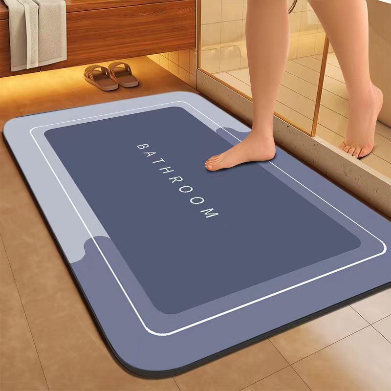 Thảm đặt trước khu vực nhà tắm trong không gian thực tế