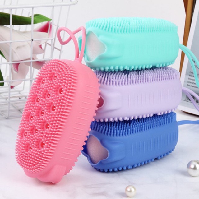 Thiết kế 2 mặt với gai silicone mềm và dây treo tiện lợi
