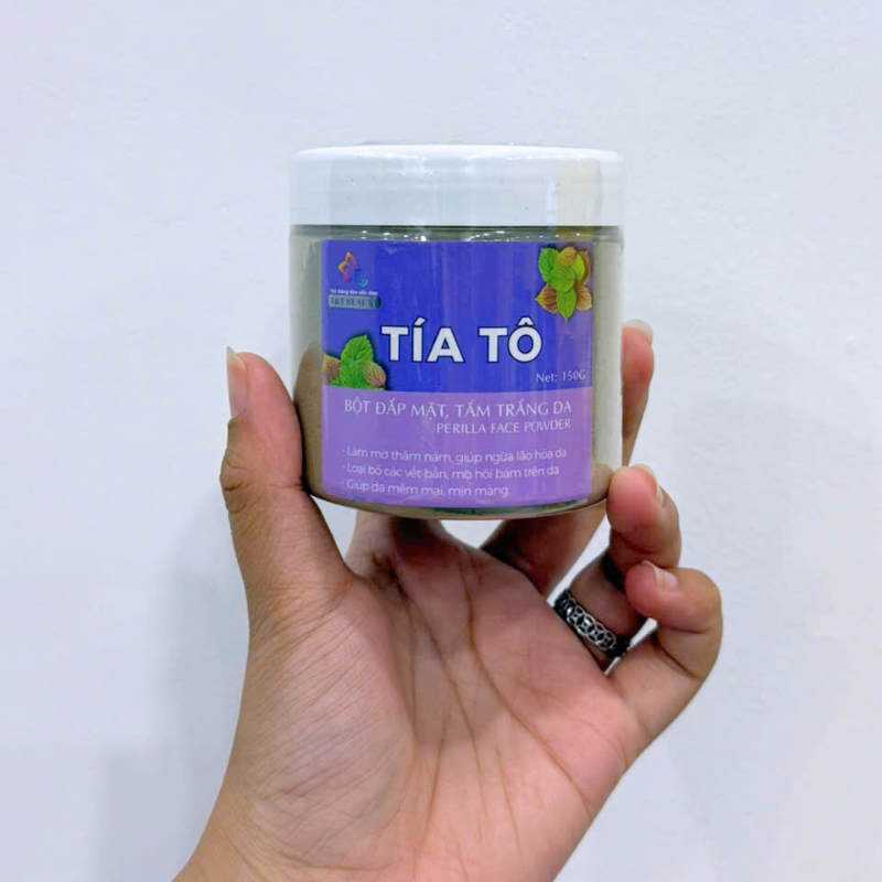 Cận cảnh hũ bột tía tô với nhãn mặt trước