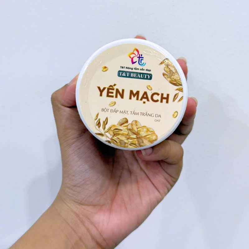 Nắp hũ cầm trên tay với tên phiên bản yến mạch rất rõ